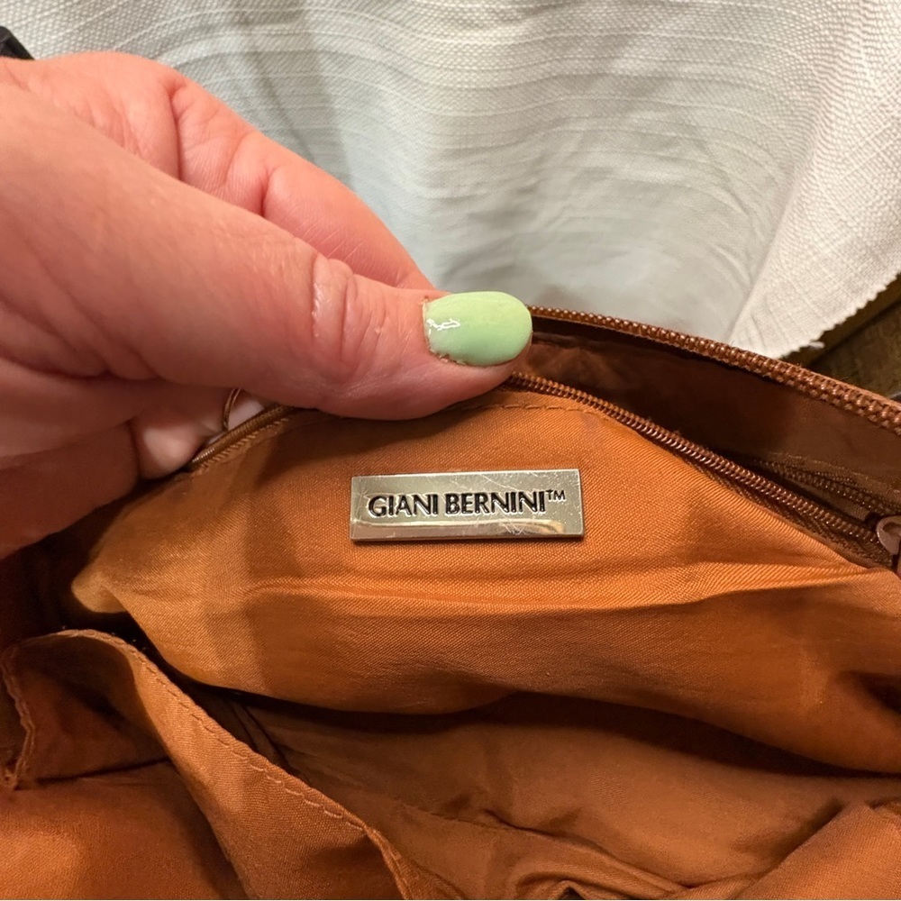 Giani Bernini Brown Leather Shoulder Bag with Timeless Design - Picture 10 of 10